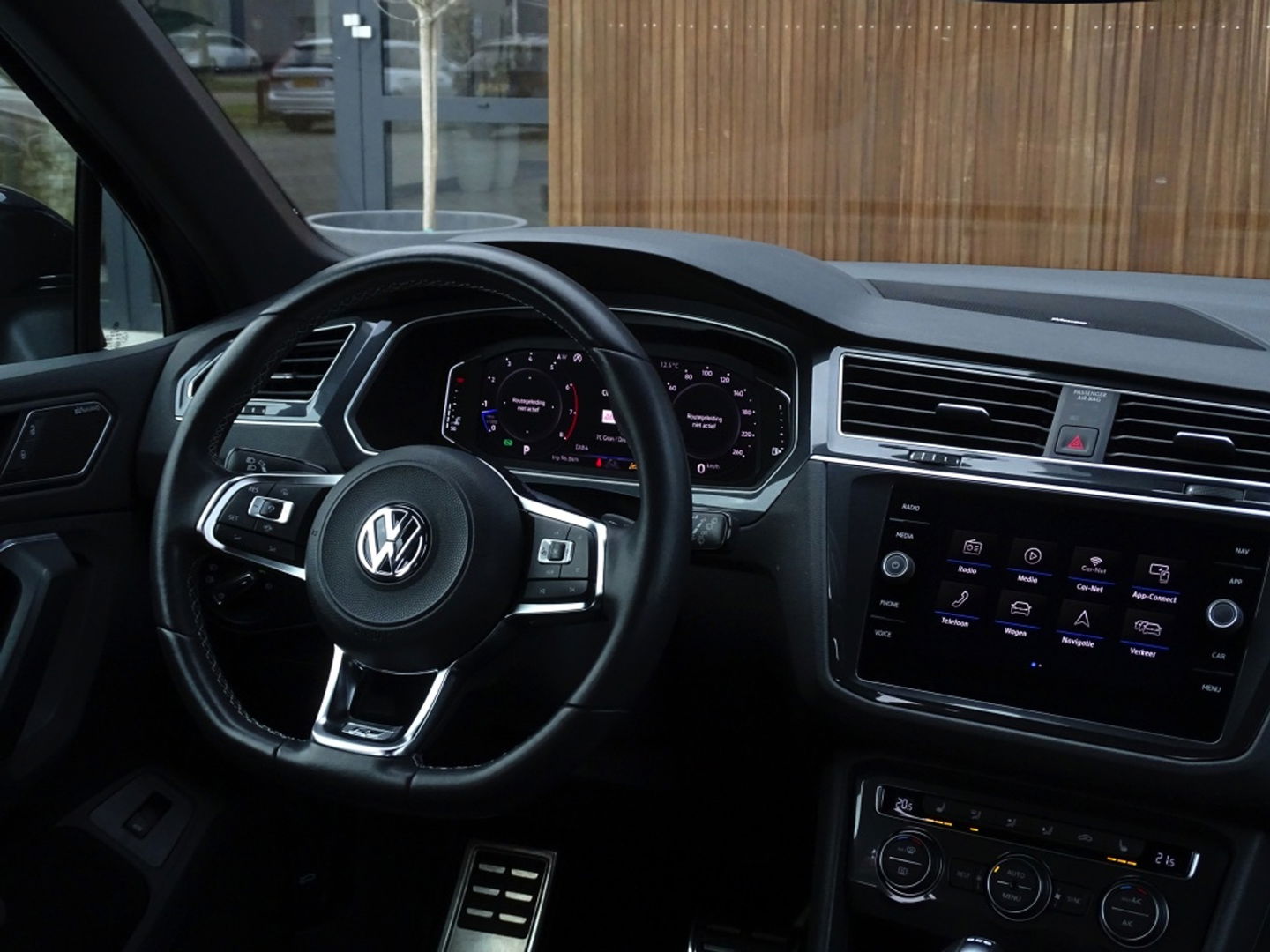 Volkswagen Tiguan 1.5 TSI 150PK automaat / Highline / R-line / LED *NAP*