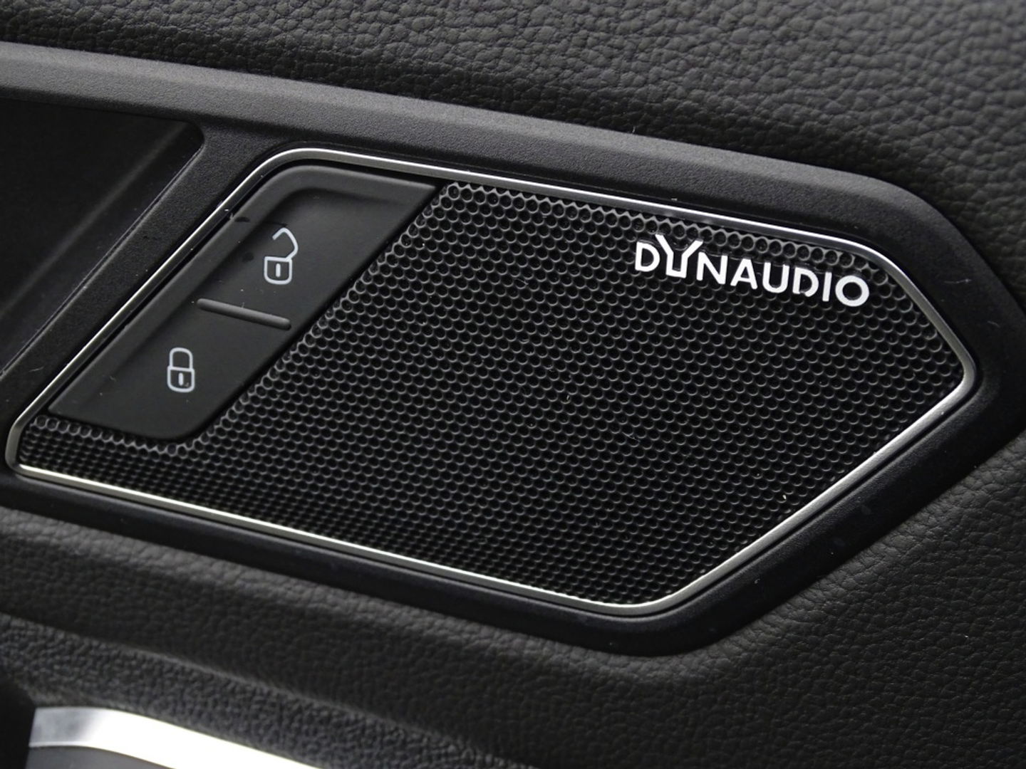 Volkswagen Tiguan 1.5 TSI 150PK automaat / Highline / R-line / LED *NAP*