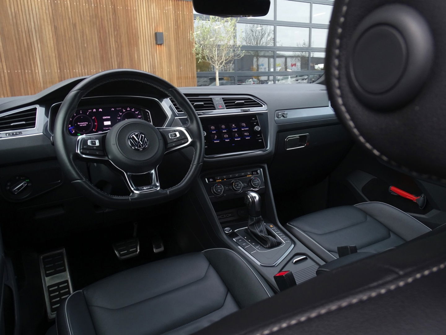 Volkswagen Tiguan 1.5 TSI 150PK automaat / Highline / R-line / LED *NAP*