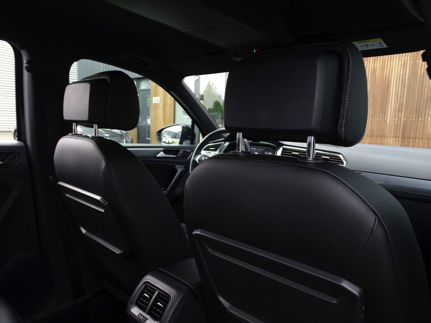 Volkswagen Tiguan 1.5 TSI 150PK automaat / Highline / R-line / LED *NAP*