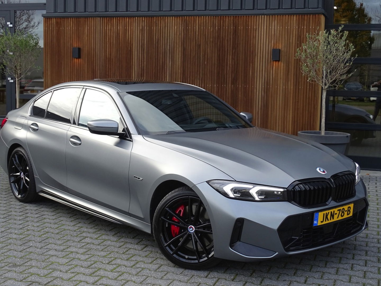 BMW 3-serie 330e 292PK M-Sport / Frozen Grey / Carbon / Harman Kardon / Head