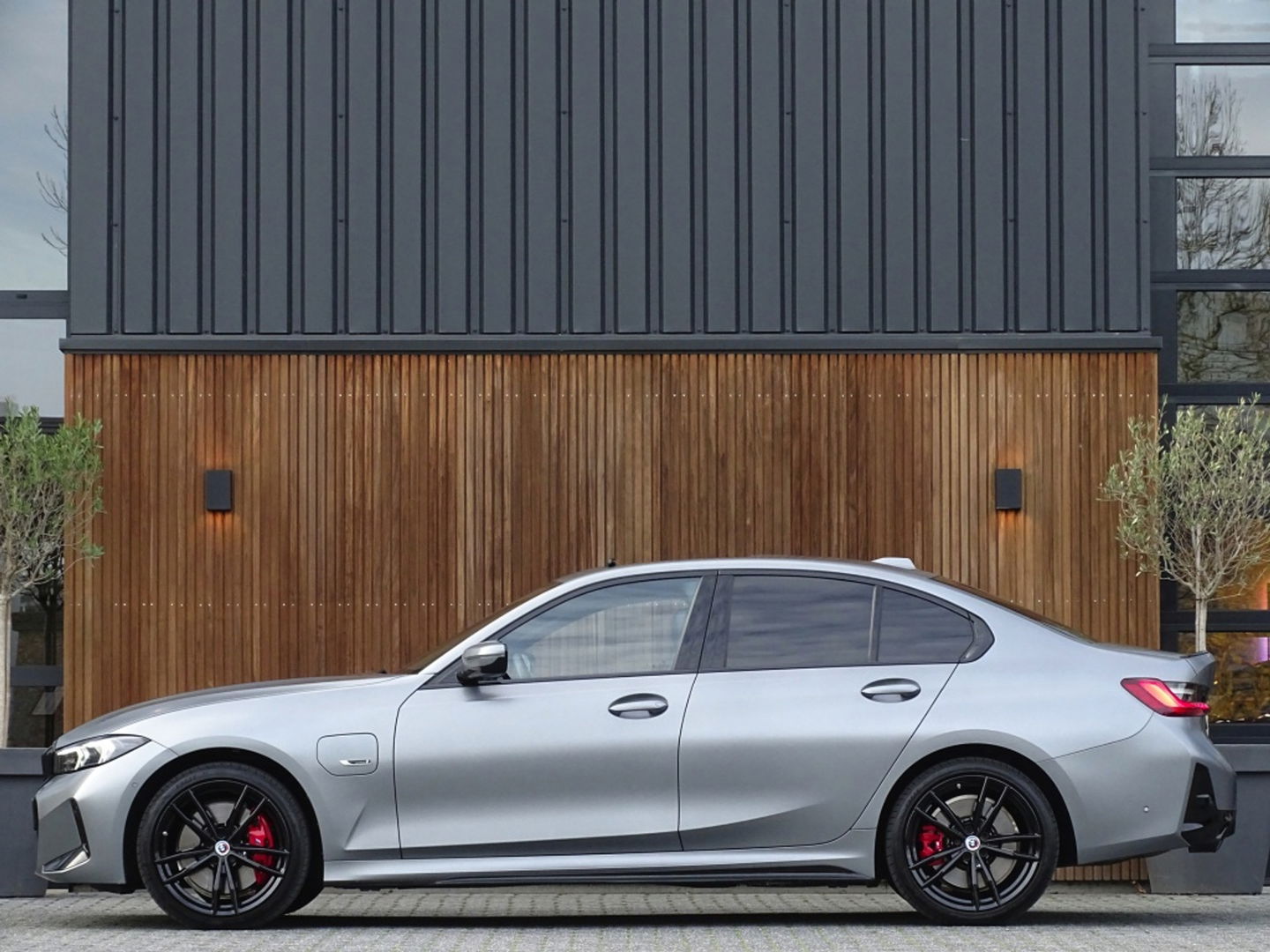 BMW 3-serie 330e 292PK M-Sport / Frozen Grey / Carbon / Harman Kardon / Head