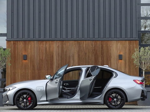 BMW 3-serie 330e 292PK M-Sport / Frozen Grey / Carbon / Harman Kardon / Head