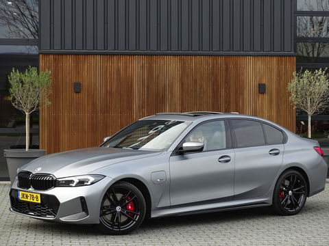 BMW 3-serie 330e 292PK M-Sport / Frozen Grey / Carbon / Harman Kardon / Head