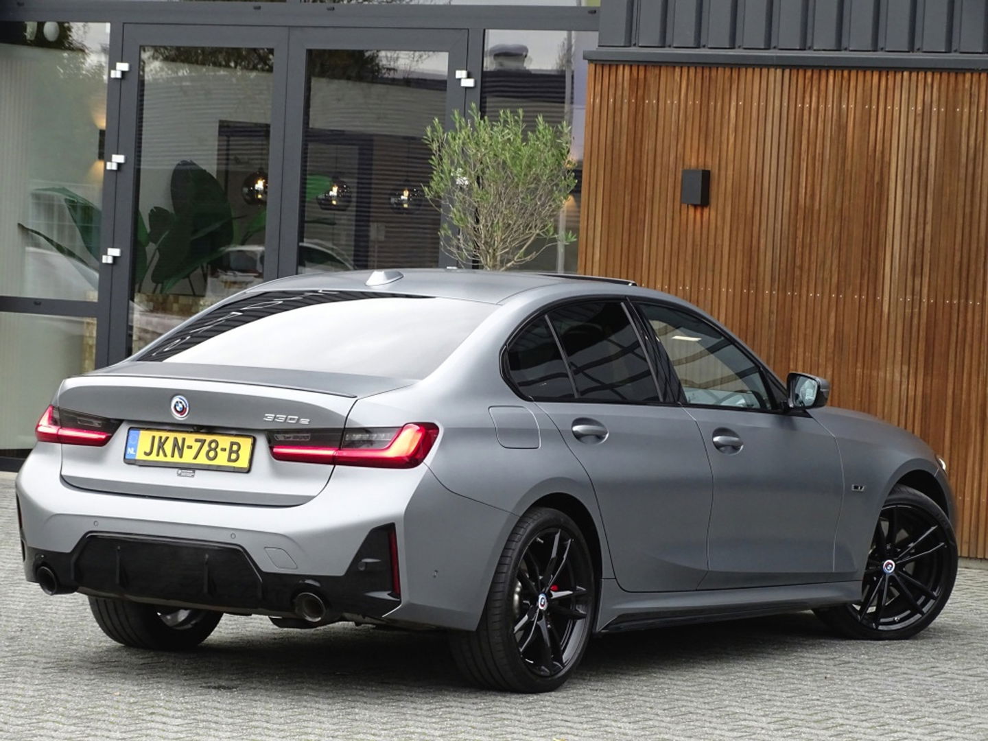 BMW 3-serie 330e 292PK M-Sport / Frozen Grey / Carbon / Harman Kardon / Head