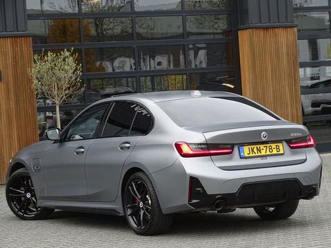 BMW 3-serie 330e 292PK M-Sport / Frozen Grey / Carbon / Harman Kardon / Head