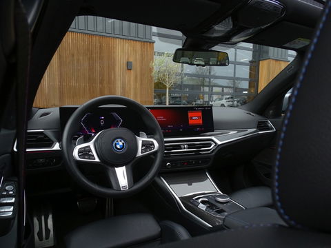 BMW 3-serie 330e 292PK M-Sport / Frozen Grey / Carbon / Harman Kardon / Head