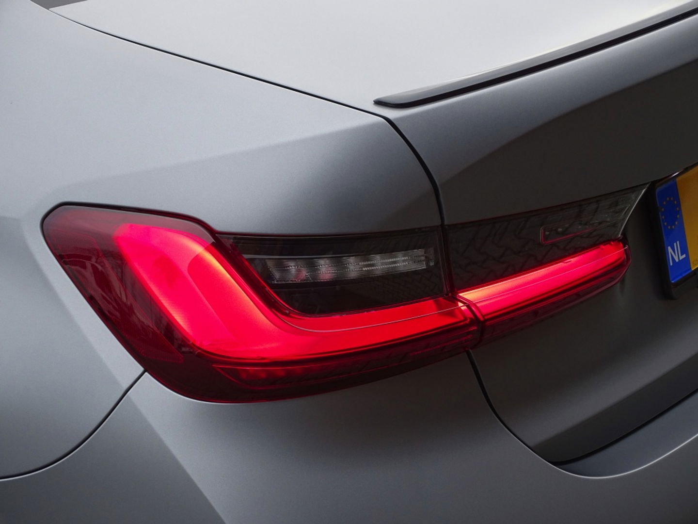 BMW 3-serie 330e 292PK M-Sport / Frozen Grey / Carbon / Harman Kardon / Head