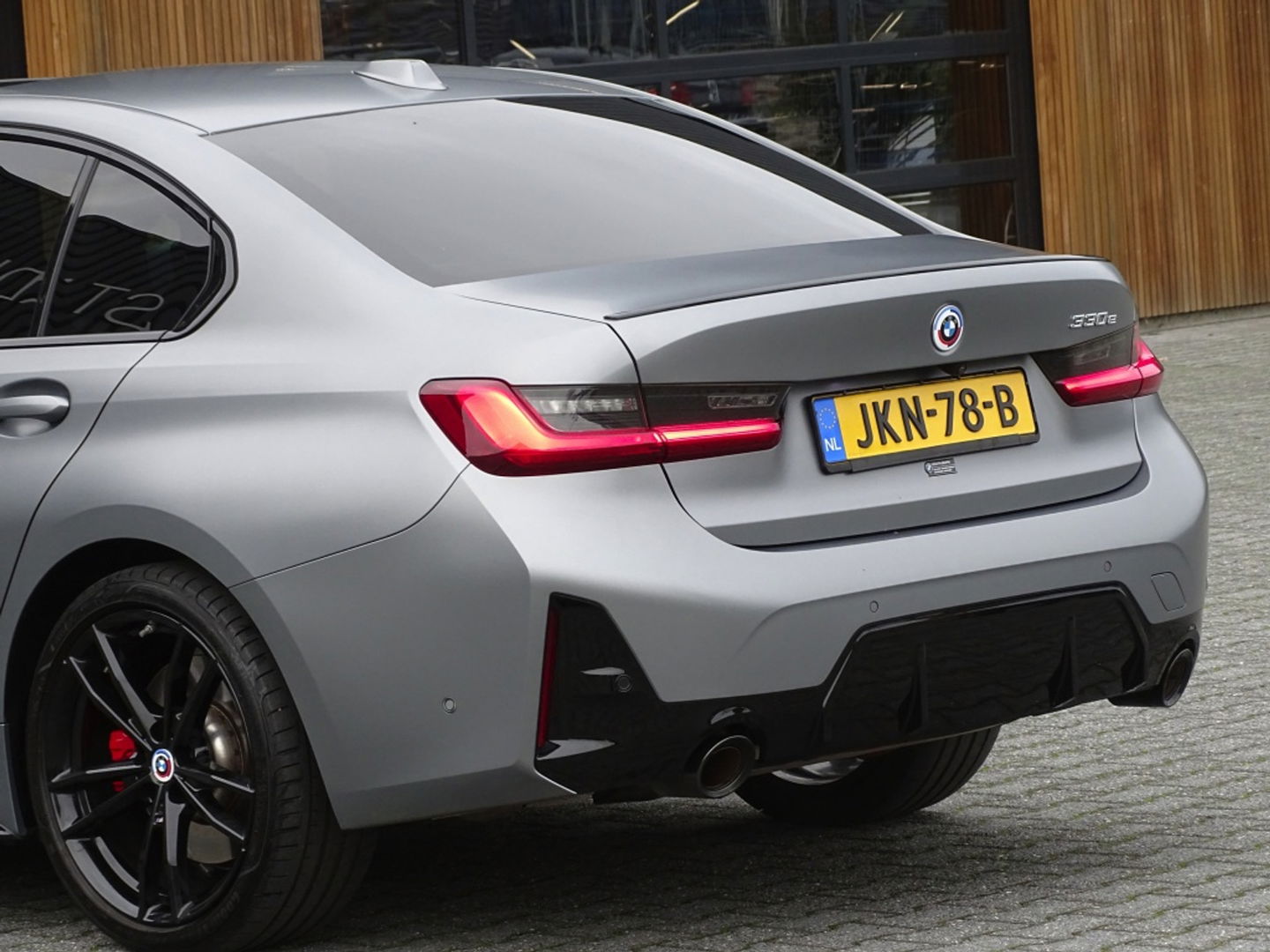 BMW 3-serie 330e 292PK M-Sport / Frozen Grey / Carbon / Harman Kardon / Head