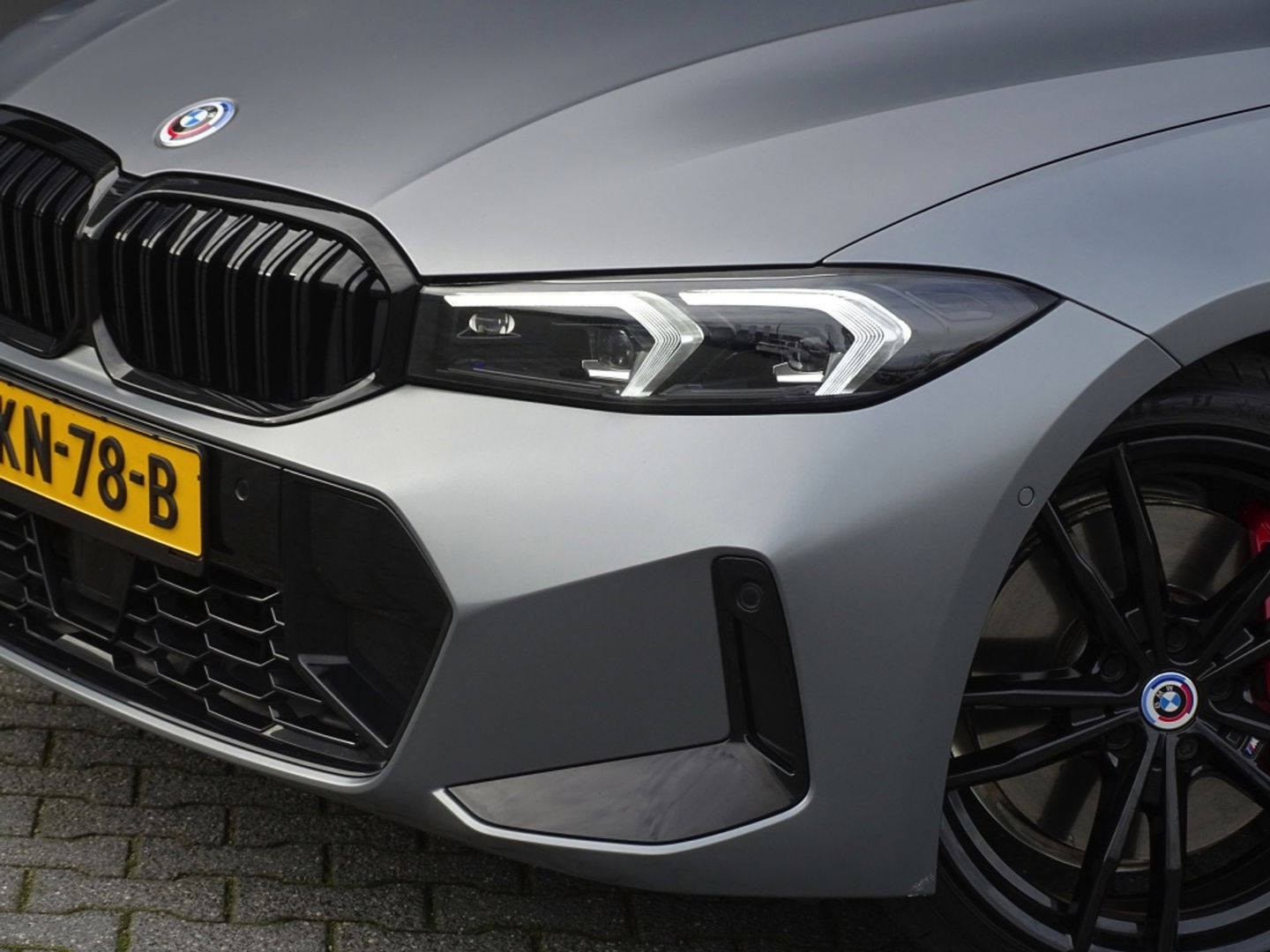 BMW 3-serie 330e 292PK M-Sport / Frozen Grey / Carbon / Harman Kardon / Head