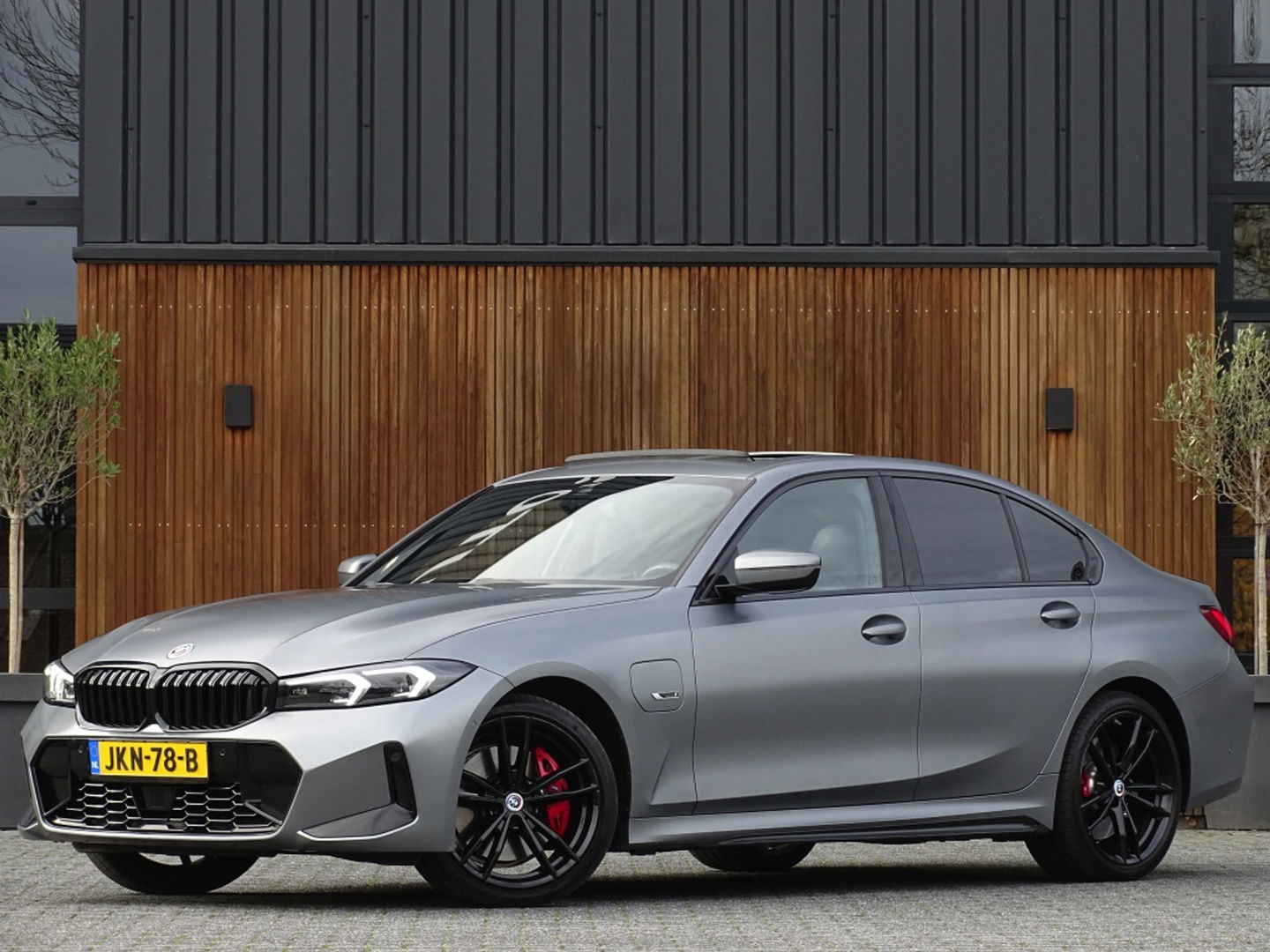 BMW 3-serie 330e 292PK M-Sport / Frozen Grey / Carbon / Harman Kardon / Head