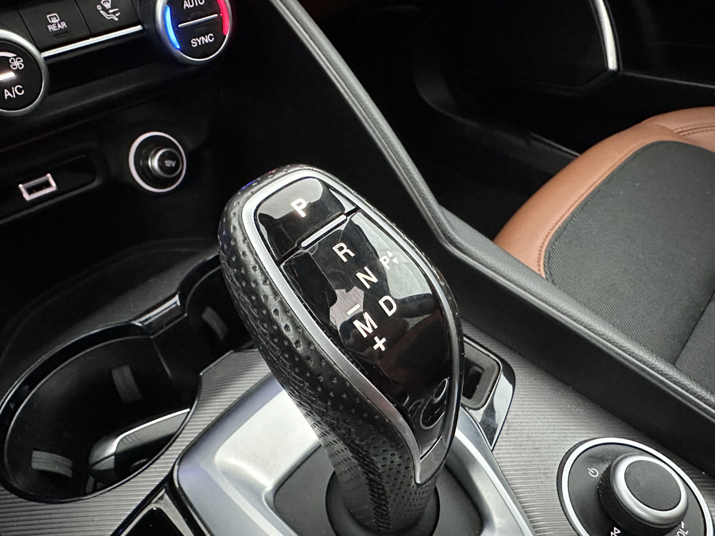 Alfa Romeo Giulia 2.0T Sprint (INCL-BTW) Aut. *PANO | LEATHER-FABRIC | XENON | ADAPTIVE-CRUISE | BLIND-SPOT | SPORTSEATS | CAMERA | NAVI-FULLMAP | DAB+ | SHIFT-PADDLES | PRIVACY-GLASS | LANE-ASSIST | BLINDSPOT | KEYLESS |