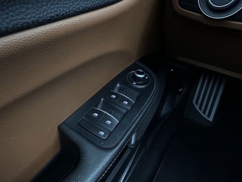 Alfa Romeo Giulia 2.0T Sprint (INCL-BTW) Aut. *PANO | LEATHER-FABRIC | XENON | ADAPTIVE-CRUISE | BLIND-SPOT | SPORTSEATS | CAMERA | NAVI-FULLMAP | DAB+ | SHIFT-PADDLES | PRIVACY-GLASS | LANE-ASSIST | BLINDSPOT | KEYLESS |