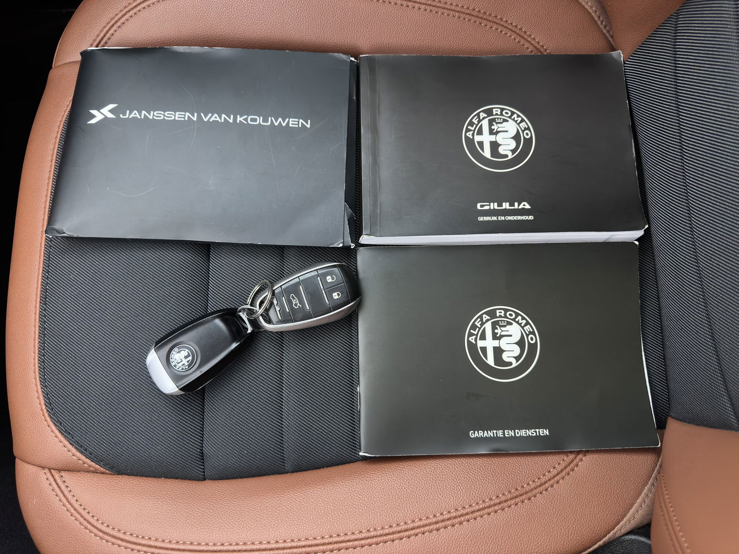 Alfa Romeo Giulia 2.0T Sprint (INCL-BTW) Aut. *PANO | LEATHER-FABRIC | XENON | ADAPTIVE-CRUISE | BLIND-SPOT | SPORTSEATS | CAMERA | NAVI-FULLMAP | DAB+ | SHIFT-PADDLES | PRIVACY-GLASS | LANE-ASSIST | BLINDSPOT | KEYLESS |