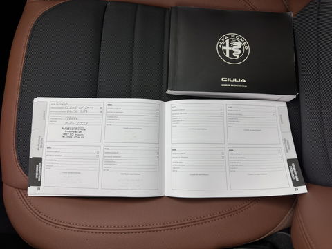 Alfa Romeo Giulia 2.0T Sprint (INCL-BTW) Aut. *PANO | LEATHER-FABRIC | XENON | ADAPTIVE-CRUISE | BLIND-SPOT | SPORTSEATS | CAMERA | NAVI-FULLMAP | DAB+ | SHIFT-PADDLES | PRIVACY-GLASS | LANE-ASSIST | BLINDSPOT | KEYLESS |
