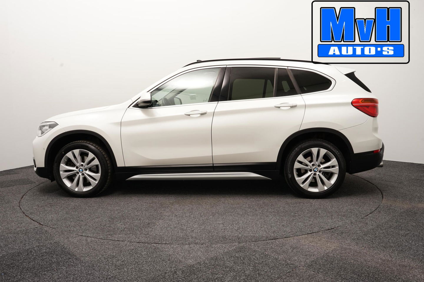 BMW X1 xDrive20i High Executive|PARELMOER|PANO|TREKH|LUXE|NAP