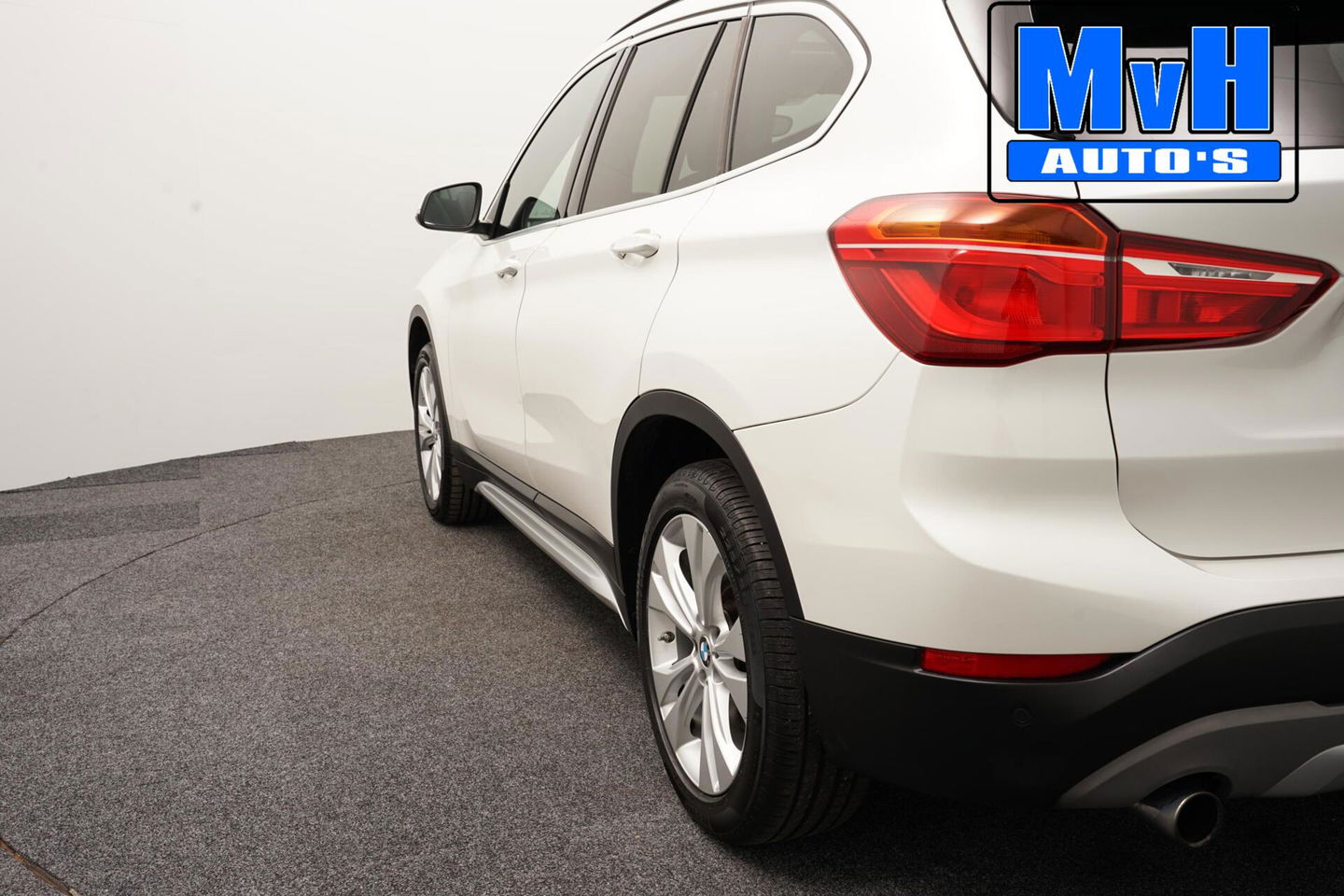 BMW X1 xDrive20i High Executive|PARELMOER|PANO|TREKH|LUXE|NAP