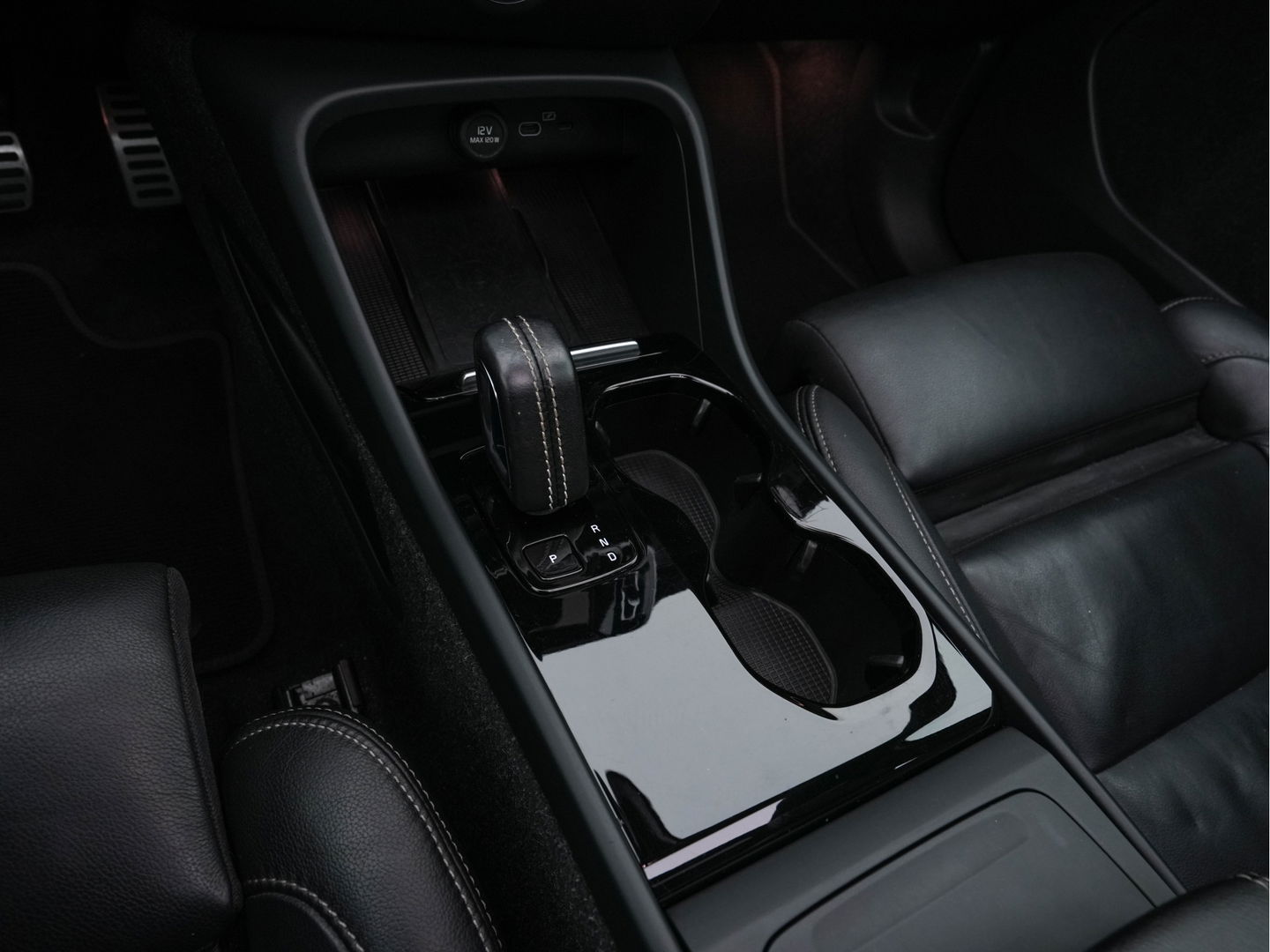 Volvo XC40 Recharge P8 AWD R-Design [ 3-Fase ] {SOH-91%} (INCL-BTW) *PANO | FULL-LEATHER | DIGI-COCKPIT | FULL-LED | MEMORY-PACK | HARMAN/KARDON | TOP-VIEW | CARPLAY | NAVI-FULLMAP | ECC | PDC | KEYLESS | HEATED-SPORTSEATS | BLIS | CAPLAY | 19"ALU*