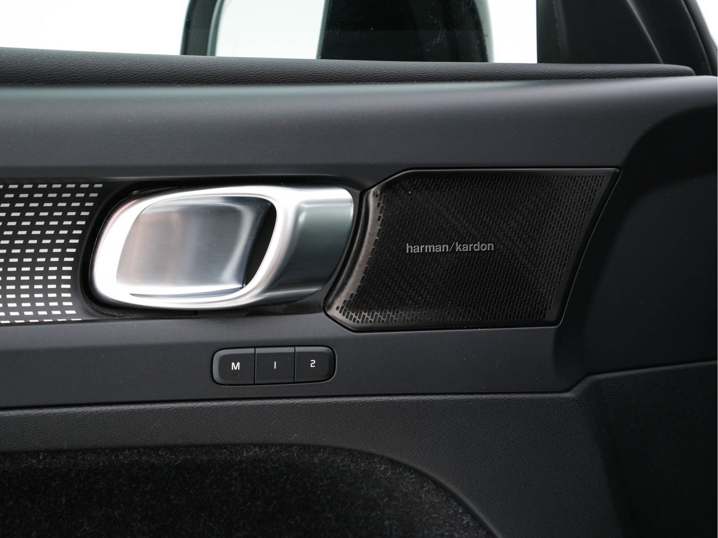 Volvo XC40 Recharge P8 AWD R-Design [ 3-Fase ] {SOH-91%} (INCL-BTW) *PANO | FULL-LEATHER | DIGI-COCKPIT | FULL-LED | MEMORY-PACK | HARMAN/KARDON | TOP-VIEW | CARPLAY | NAVI-FULLMAP | ECC | PDC | KEYLESS | HEATED-SPORTSEATS | BLIS | CAPLAY | 19"ALU*