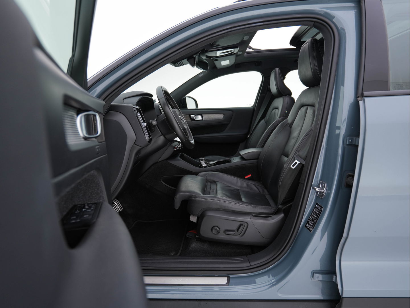 Volvo XC40 Recharge P8 AWD R-Design [ 3-Fase ] {SOH-91%} (INCL-BTW) *PANO | FULL-LEATHER | DIGI-COCKPIT | FULL-LED | MEMORY-PACK | HARMAN/KARDON | TOP-VIEW | CARPLAY | NAVI-FULLMAP | ECC | PDC | KEYLESS | HEATED-SPORTSEATS | BLIS | CAPLAY | 19"ALU*