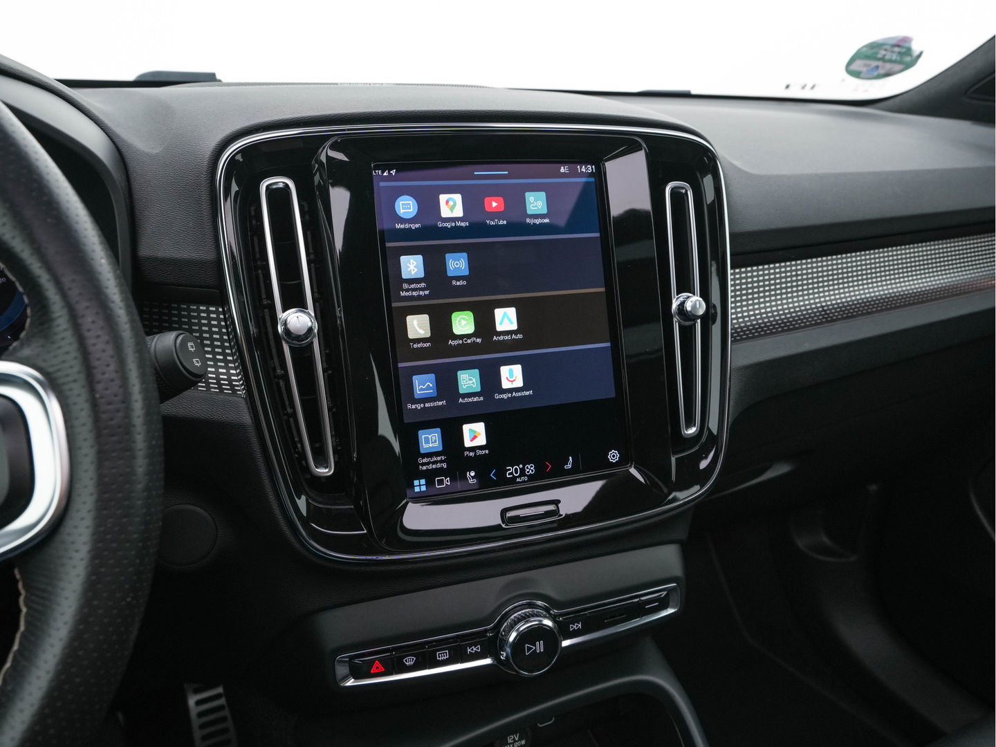 Volvo XC40 Recharge P8 AWD R-Design [ 3-Fase ] {SOH-91%} (INCL-BTW) *PANO | FULL-LEATHER | DIGI-COCKPIT | FULL-LED | MEMORY-PACK | HARMAN/KARDON | TOP-VIEW | CARPLAY | NAVI-FULLMAP | ECC | PDC | KEYLESS | HEATED-SPORTSEATS | BLIS | CAPLAY | 19"ALU*