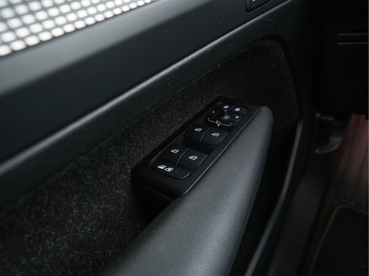 Volvo XC40 Recharge P8 AWD R-Design [ 3-Fase ] {SOH-91%} (INCL-BTW) *PANO | FULL-LEATHER | DIGI-COCKPIT | FULL-LED | MEMORY-PACK | HARMAN/KARDON | TOP-VIEW | CARPLAY | NAVI-FULLMAP | ECC | PDC | KEYLESS | HEATED-SPORTSEATS | BLIS | CAPLAY | 19"ALU*