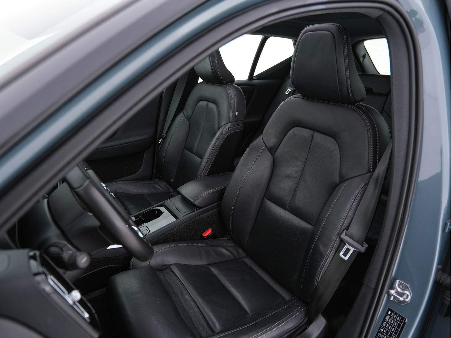 Volvo XC40 Recharge P8 AWD R-Design [ 3-Fase ] {SOH-91%} (INCL-BTW) *PANO | FULL-LEATHER | DIGI-COCKPIT | FULL-LED | MEMORY-PACK | HARMAN/KARDON | TOP-VIEW | CARPLAY | NAVI-FULLMAP | ECC | PDC | KEYLESS | HEATED-SPORTSEATS | BLIS | CAPLAY | 19"ALU*