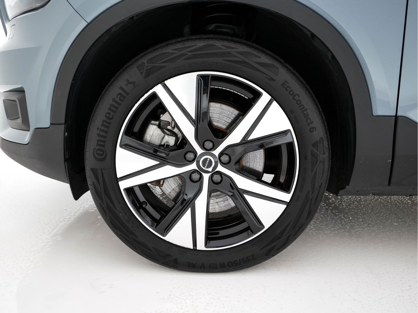 Volvo XC40 Recharge P8 AWD R-Design [ 3-Fase ] {SOH-91%} (INCL-BTW) *PANO | FULL-LEATHER | DIGI-COCKPIT | FULL-LED | MEMORY-PACK | HARMAN/KARDON | TOP-VIEW | CARPLAY | NAVI-FULLMAP | ECC | PDC | KEYLESS | HEATED-SPORTSEATS | BLIS | CAPLAY | 19"ALU*