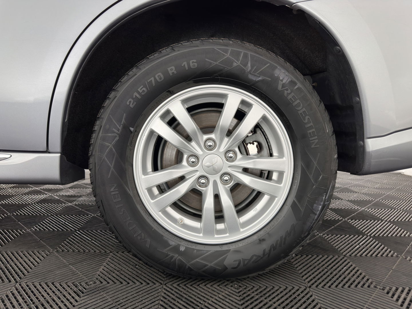 Mitsubishi Outlander 2.0 PHEV (Plug-In) Pure (INCL-BTW) Aut. *LEATHER-MICROFIBRE | COMFORTSEATS | CARPLAY | CAMERA | DAB+ | KEYLESS | PRIVACY-GLASS | SHIFT-PADDLES | TOWBAR | 16''ALU*