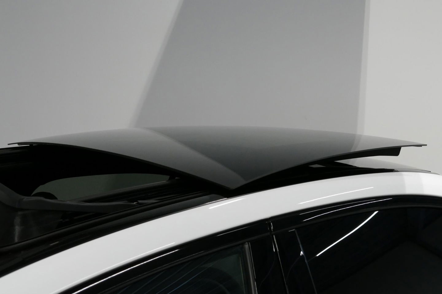 Mercedes-Benz C-Klasse 300 e AMG Line / C63S AMG Diffuser / Panamericana Grill / Panoramadak / Massage stoelen / Stoelverwarm- & koeling / Ambienteverlichting Premium / Elektr. verstelbare voorstoelen + memory / Apple Carplay - Android Auto / Head-up Display / Stuurwiel verwarm