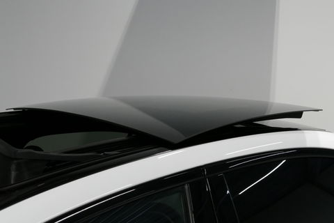 Mercedes-Benz C-Klasse 300 e AMG Line / C63S AMG Diffuser / Panamericana Grill / Panoramadak / Massage stoelen / Stoelverwarm- & koeling / Ambienteverlichting Premium / Elektr. verstelbare voorstoelen + memory / Apple Carplay - Android Auto / Head-up Display / Stuurwiel verwarm