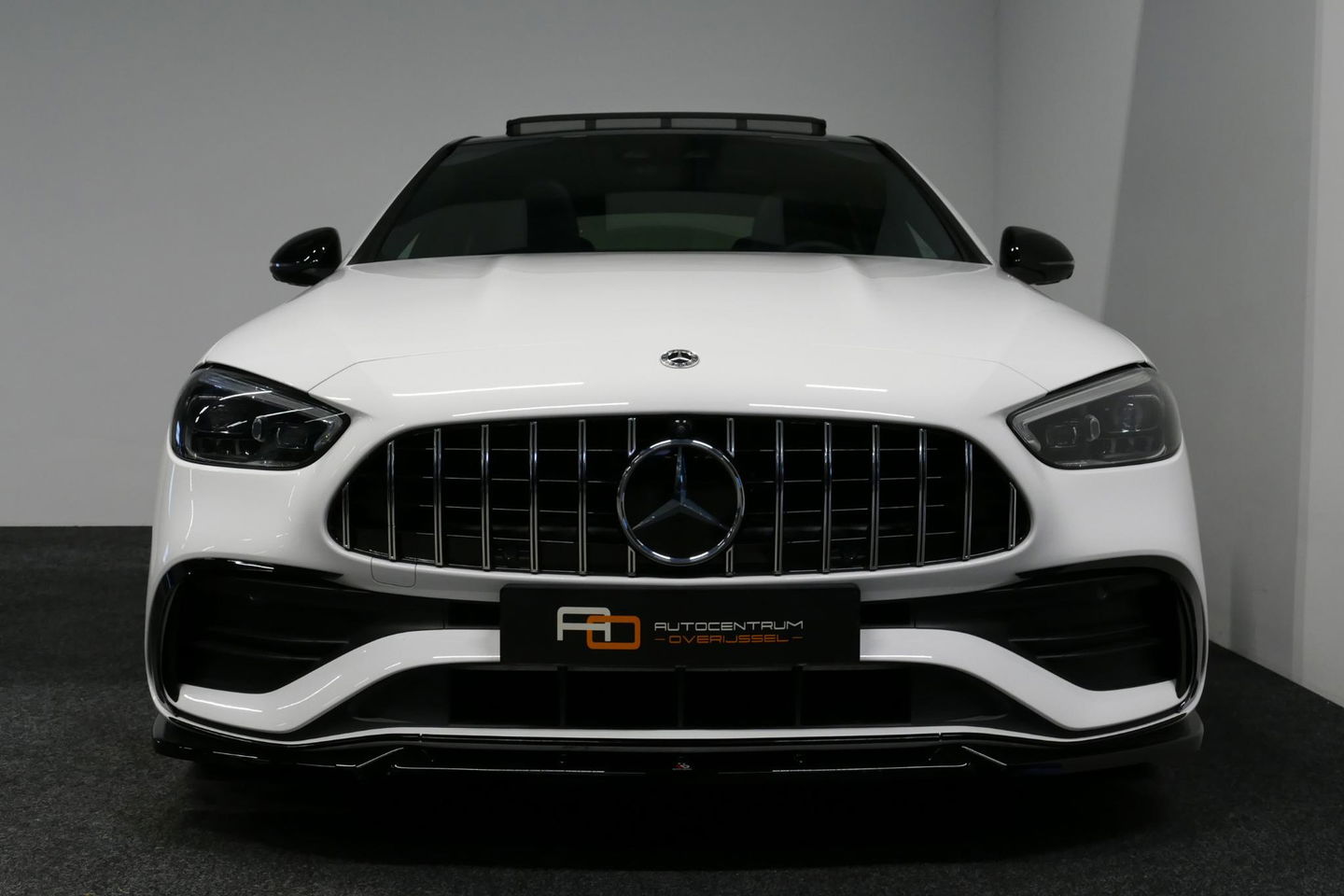 Mercedes-Benz C-Klasse 300 e AMG Line / C63S AMG Diffuser / Panamericana Grill / Panoramadak / Massage stoelen / Stoelverwarm- & koeling / Ambienteverlichting Premium / Elektr. verstelbare voorstoelen + memory / Apple Carplay - Android Auto / Head-up Display / Stuurwiel verwarm