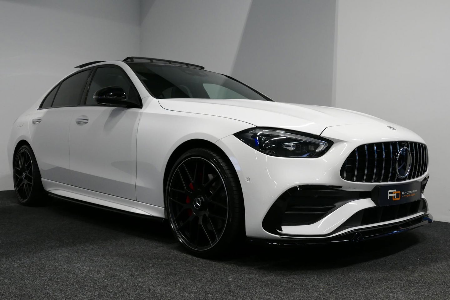 Mercedes-Benz C-Klasse 300 e AMG Line / C63S AMG Diffuser / Panamericana Grill / Panoramadak / Massage stoelen / Stoelverwarm- & koeling / Ambienteverlichting Premium / Elektr. verstelbare voorstoelen + memory / Apple Carplay - Android Auto / Head-up Display / Stuurwiel verwarm