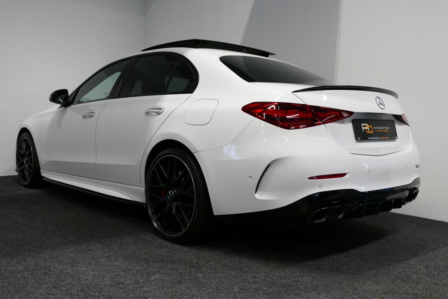 Mercedes-Benz C-Klasse 300 e AMG Line / C63S AMG Diffuser / Panamericana Grill / Panoramadak / Massage stoelen / Stoelverwarm- & koeling / Ambienteverlichting Premium / Elektr. verstelbare voorstoelen + memory / Apple Carplay - Android Auto / Head-up Display / Stuurwiel verwarm