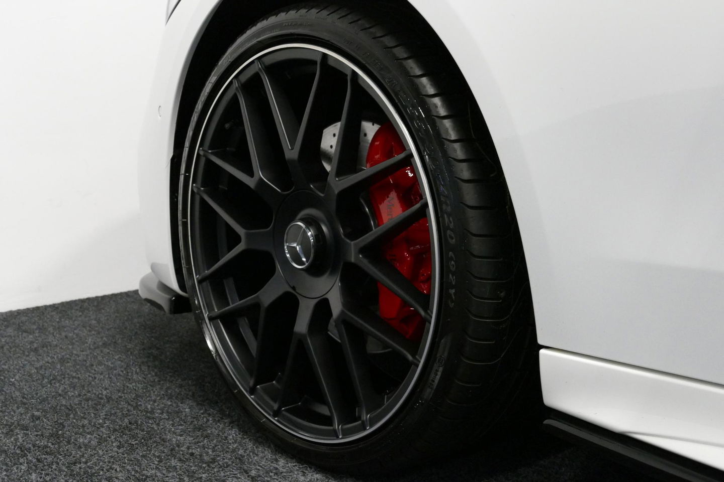 Mercedes-Benz C-Klasse 300 e AMG Line / C63S AMG Diffuser / Panamericana Grill / Panoramadak / Massage stoelen / Stoelverwarm- & koeling / Ambienteverlichting Premium / Elektr. verstelbare voorstoelen + memory / Apple Carplay - Android Auto / Head-up Display / Stuurwiel verwarm