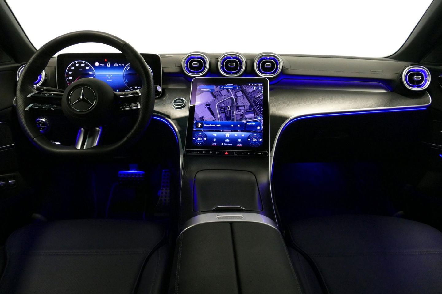 Mercedes-Benz C-Klasse 300 e AMG Line / C63S AMG Diffuser / Panamericana Grill / Panoramadak / Massage stoelen / Stoelverwarm- & koeling / Ambienteverlichting Premium / Elektr. verstelbare voorstoelen + memory / Apple Carplay - Android Auto / Head-up Display / Stuurwiel verwarm