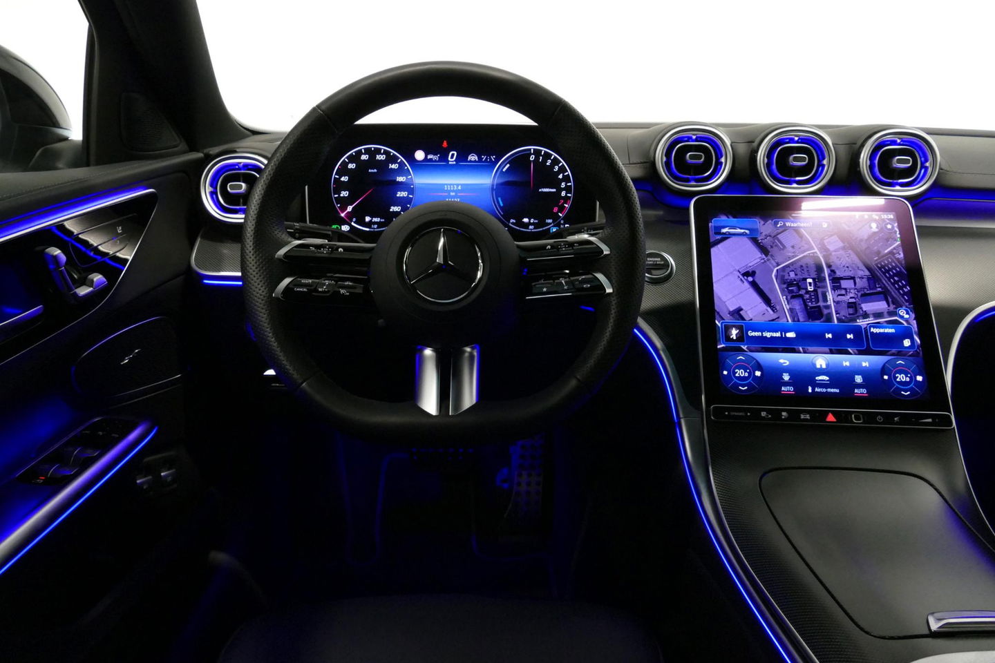 Mercedes-Benz C-Klasse 300 e AMG Line / C63S AMG Diffuser / Panamericana Grill / Panoramadak / Massage stoelen / Stoelverwarm- & koeling / Ambienteverlichting Premium / Elektr. verstelbare voorstoelen + memory / Apple Carplay - Android Auto / Head-up Display / Stuurwiel verwarm