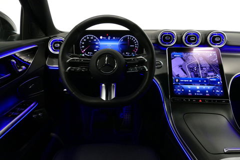 Mercedes-Benz C-Klasse 300 e AMG Line / C63S AMG Diffuser / Panamericana Grill / Panoramadak / Massage stoelen / Stoelverwarm- & koeling / Ambienteverlichting Premium / Elektr. verstelbare voorstoelen + memory / Apple Carplay - Android Auto / Head-up Display / Stuurwiel verwarm