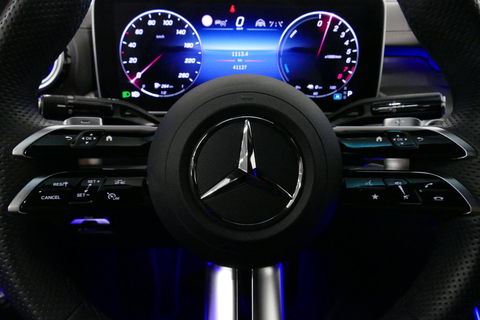 Mercedes-Benz C-Klasse 300 e AMG Line / C63S AMG Diffuser / Panamericana Grill / Panoramadak / Massage stoelen / Stoelverwarm- & koeling / Ambienteverlichting Premium / Elektr. verstelbare voorstoelen + memory / Apple Carplay - Android Auto / Head-up Display / Stuurwiel verwarm