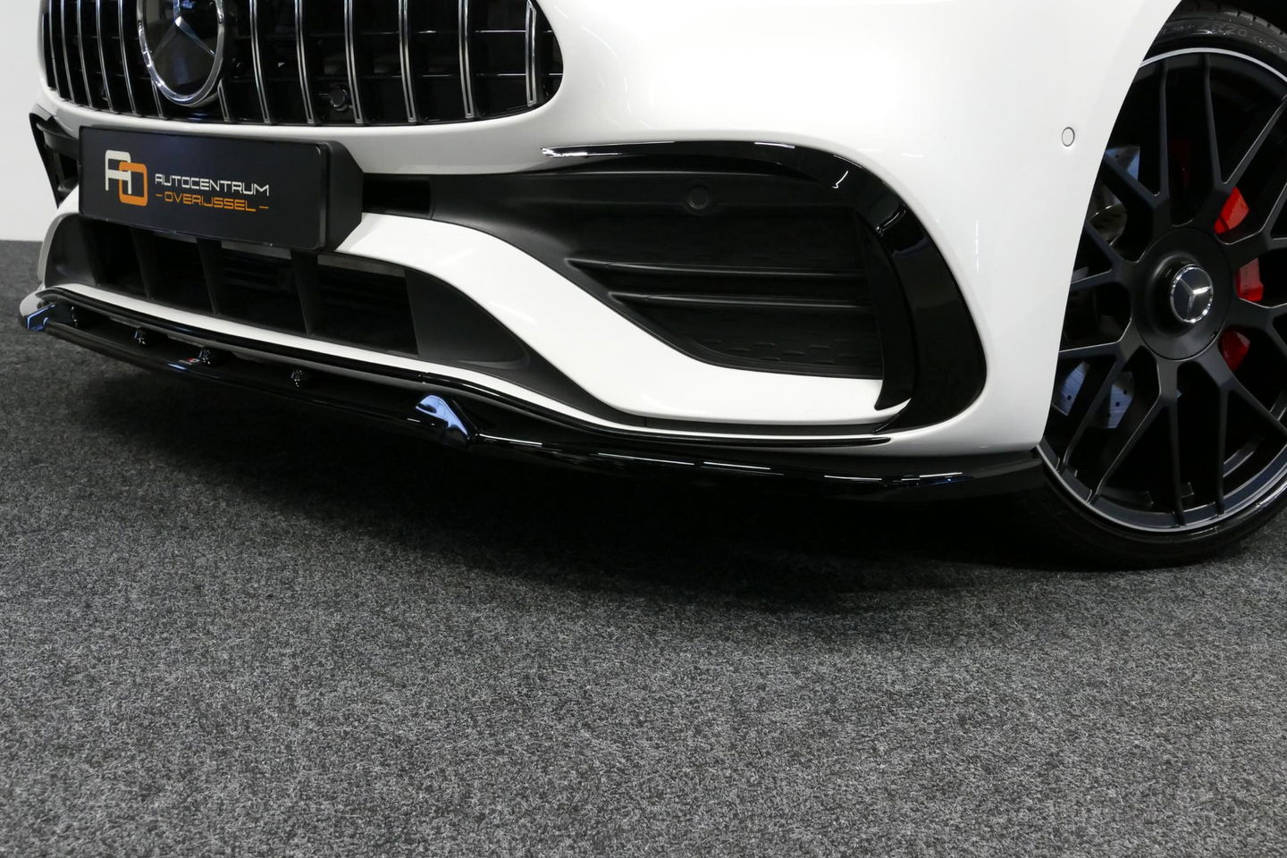 Mercedes-Benz C-Klasse 300 e AMG Line / C63S AMG Diffuser / Panamericana Grill / Panoramadak / Massage stoelen / Stoelverwarm- & koeling / Ambienteverlichting Premium / Elektr. verstelbare voorstoelen + memory / Apple Carplay - Android Auto / Head-up Display / Stuurwiel verwarm