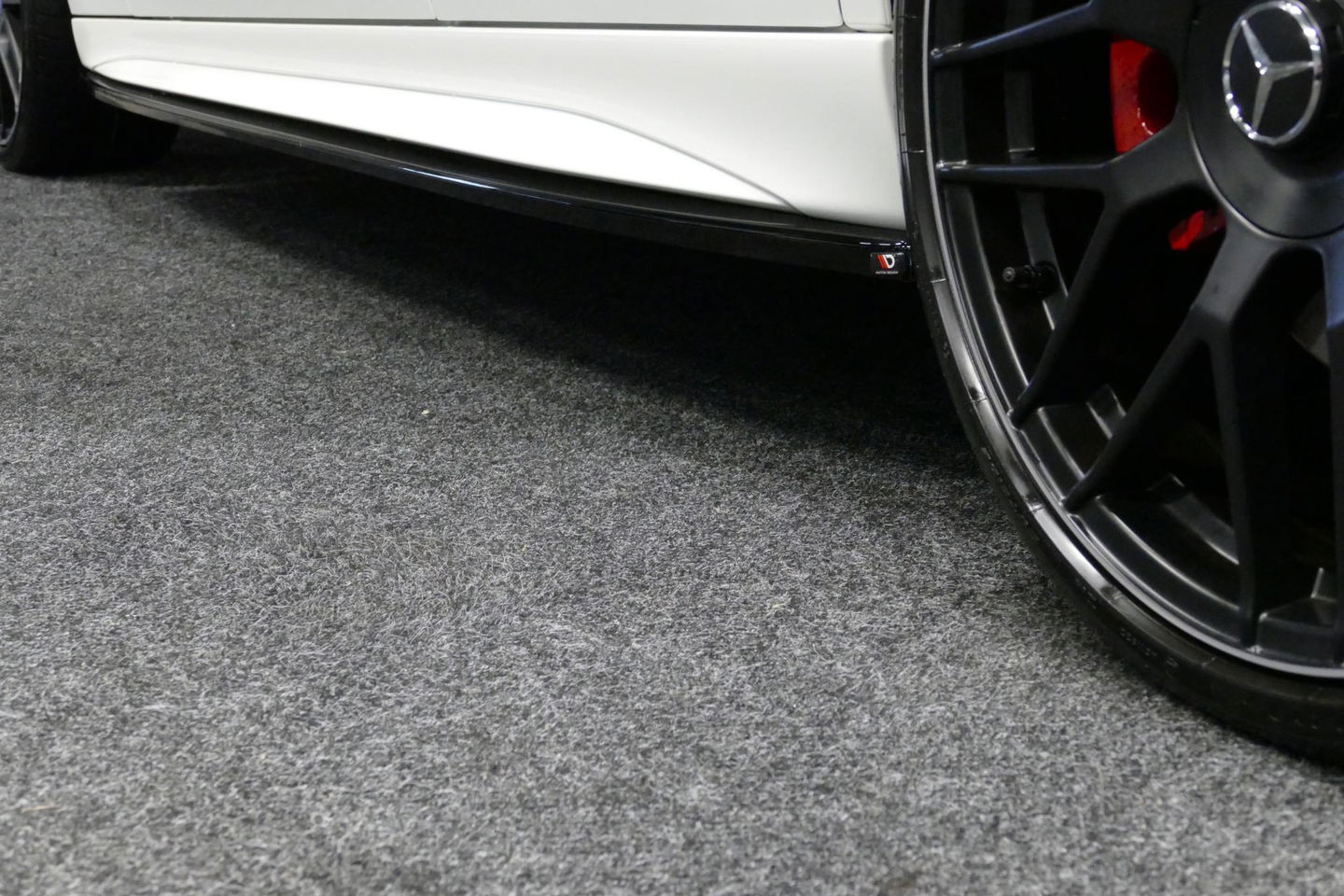 Mercedes-Benz C-Klasse 300 e AMG Line / C63S AMG Diffuser / Panamericana Grill / Panoramadak / Massage stoelen / Stoelverwarm- & koeling / Ambienteverlichting Premium / Elektr. verstelbare voorstoelen + memory / Apple Carplay - Android Auto / Head-up Display / Stuurwiel verwarm