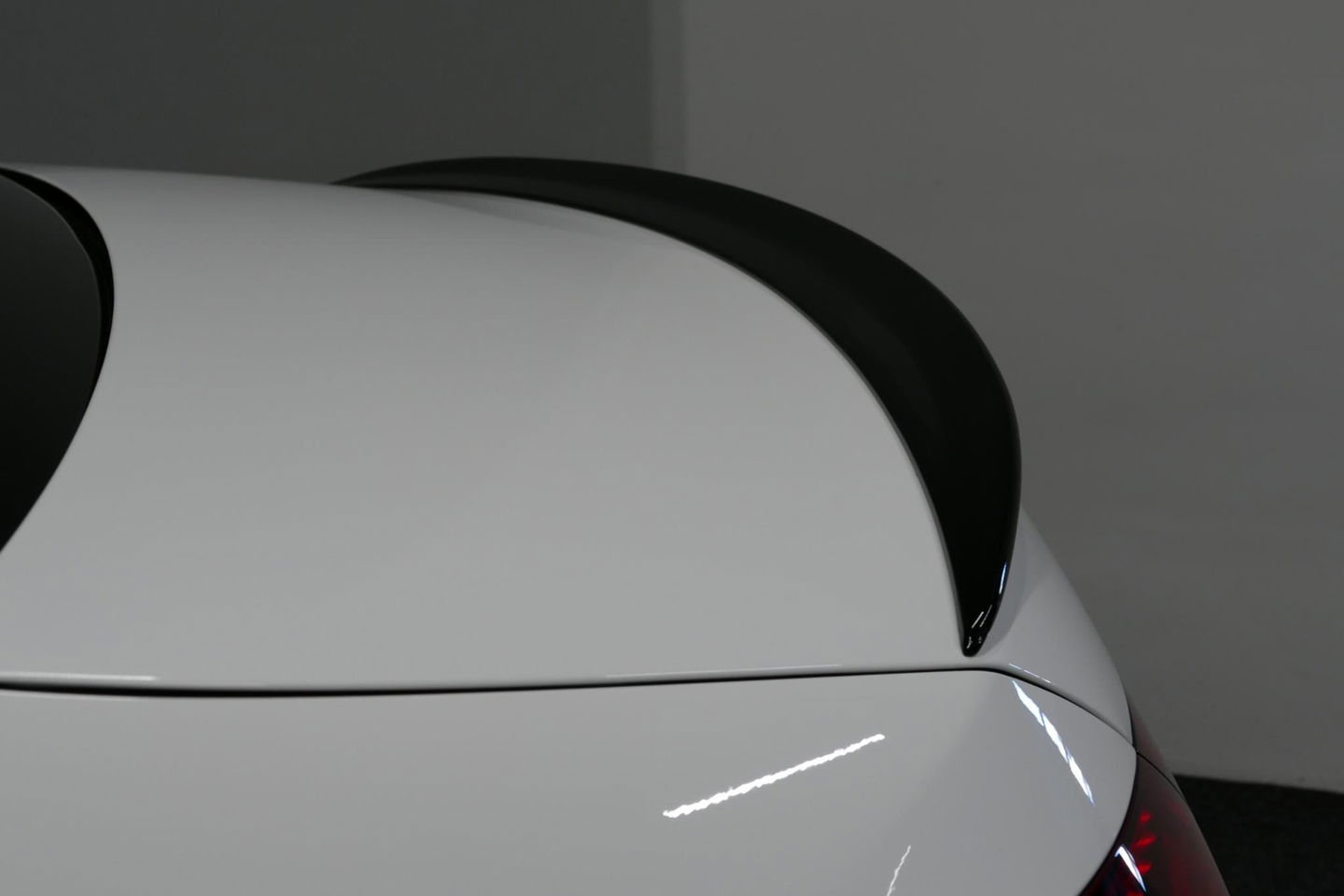 Mercedes-Benz C-Klasse 300 e AMG Line / C63S AMG Diffuser / Panamericana Grill / Panoramadak / Massage stoelen / Stoelverwarm- & koeling / Ambienteverlichting Premium / Elektr. verstelbare voorstoelen + memory / Apple Carplay - Android Auto / Head-up Display / Stuurwiel verwarm