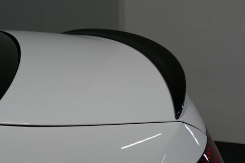 Mercedes-Benz C-Klasse 300 e AMG Line / C63S AMG Diffuser / Panamericana Grill / Panoramadak / Massage stoelen / Stoelverwarm- & koeling / Ambienteverlichting Premium / Elektr. verstelbare voorstoelen + memory / Apple Carplay - Android Auto / Head-up Display / Stuurwiel verwarm