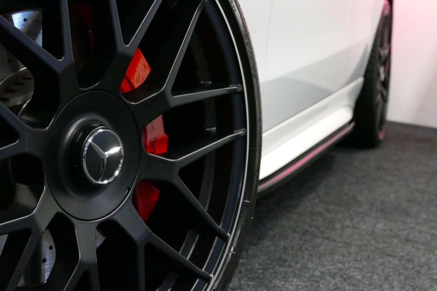 Mercedes-Benz C-Klasse 300 e AMG Line / C63S AMG Diffuser / Panamericana Grill / Panoramadak / Massage stoelen / Stoelverwarm- & koeling / Ambienteverlichting Premium / Elektr. verstelbare voorstoelen + memory / Apple Carplay - Android Auto / Head-up Display / Stuurwiel verwarm