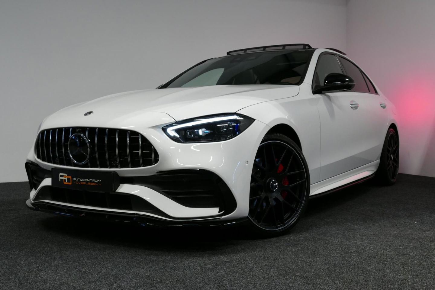 Mercedes-Benz C-Klasse 300 e AMG Line / C63S AMG Diffuser / Panamericana Grill / Panoramadak / Massage stoelen / Stoelverwarm- & koeling / Ambienteverlichting Premium / Elektr. verstelbare voorstoelen + memory / Apple Carplay - Android Auto / Head-up Display / Stuurwiel verwarm