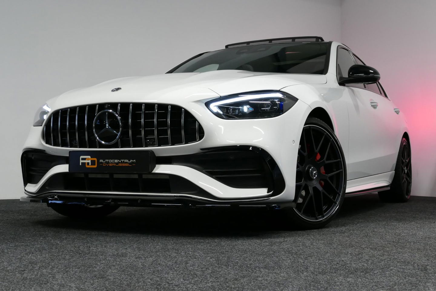 Mercedes-Benz C-Klasse 300 e AMG Line / C63S AMG Diffuser / Panamericana Grill / Panoramadak / Massage stoelen / Stoelverwarm- & koeling / Ambienteverlichting Premium / Elektr. verstelbare voorstoelen + memory / Apple Carplay - Android Auto / Head-up Display / Stuurwiel verwarm