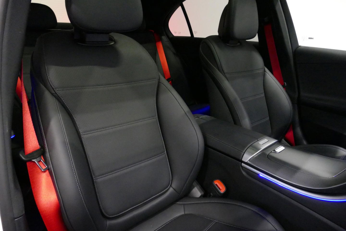 Mercedes-Benz C-Klasse 300 e AMG Line / C63S AMG Diffuser / Panamericana Grill / Panoramadak / Massage stoelen / Stoelverwarm- & koeling / Ambienteverlichting Premium / Elektr. verstelbare voorstoelen + memory / Apple Carplay - Android Auto / Head-up Display / Stuurwiel verwarm