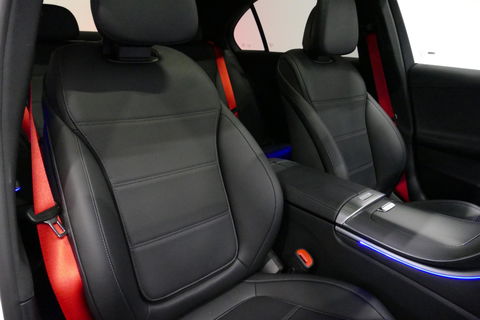 Mercedes-Benz C-Klasse 300 e AMG Line / C63S AMG Diffuser / Panamericana Grill / Panoramadak / Massage stoelen / Stoelverwarm- & koeling / Ambienteverlichting Premium / Elektr. verstelbare voorstoelen + memory / Apple Carplay - Android Auto / Head-up Display / Stuurwiel verwarm