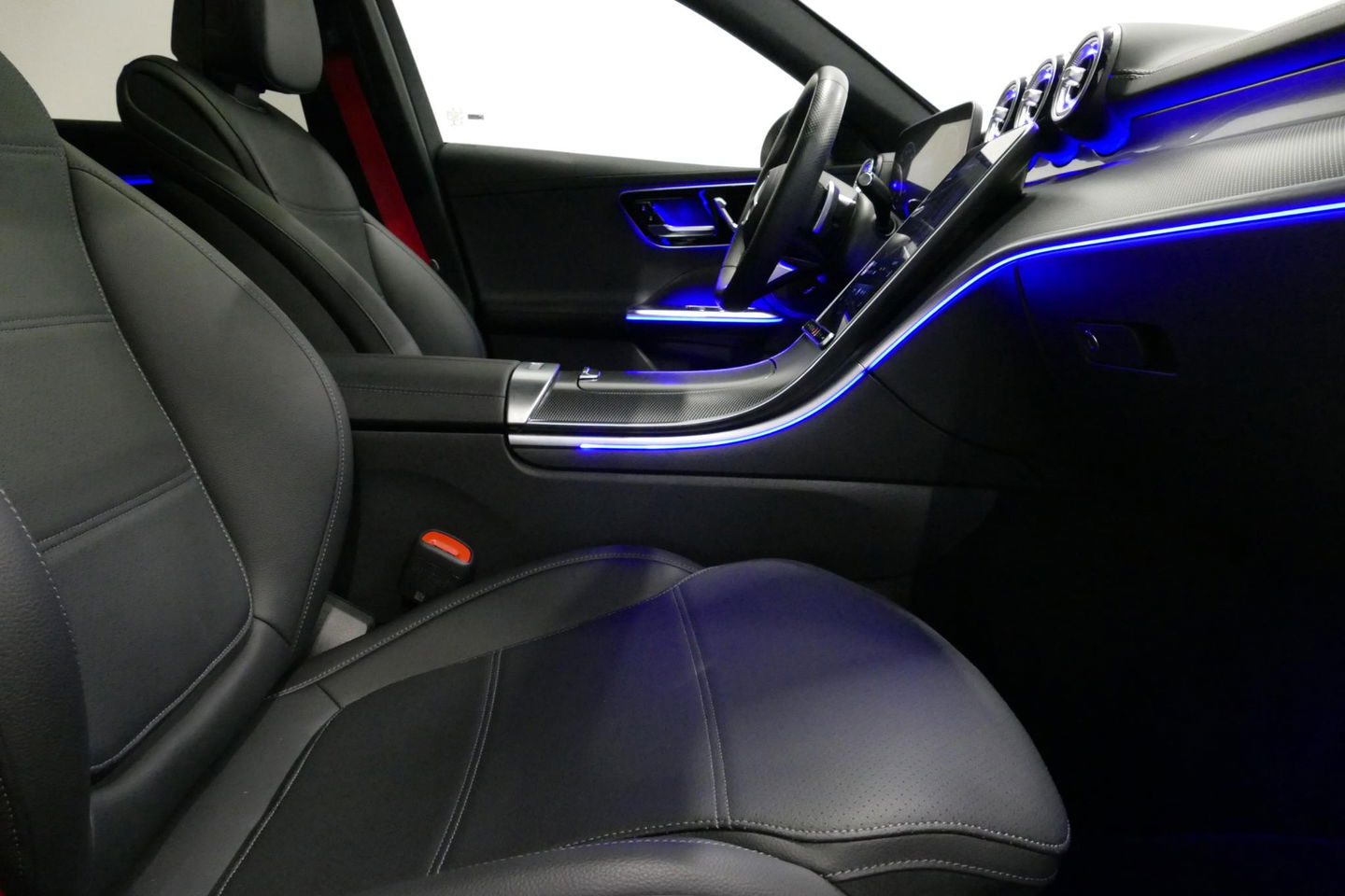 Mercedes-Benz C-Klasse 300 e AMG Line / C63S AMG Diffuser / Panamericana Grill / Panoramadak / Massage stoelen / Stoelverwarm- & koeling / Ambienteverlichting Premium / Elektr. verstelbare voorstoelen + memory / Apple Carplay - Android Auto / Head-up Display / Stuurwiel verwarm