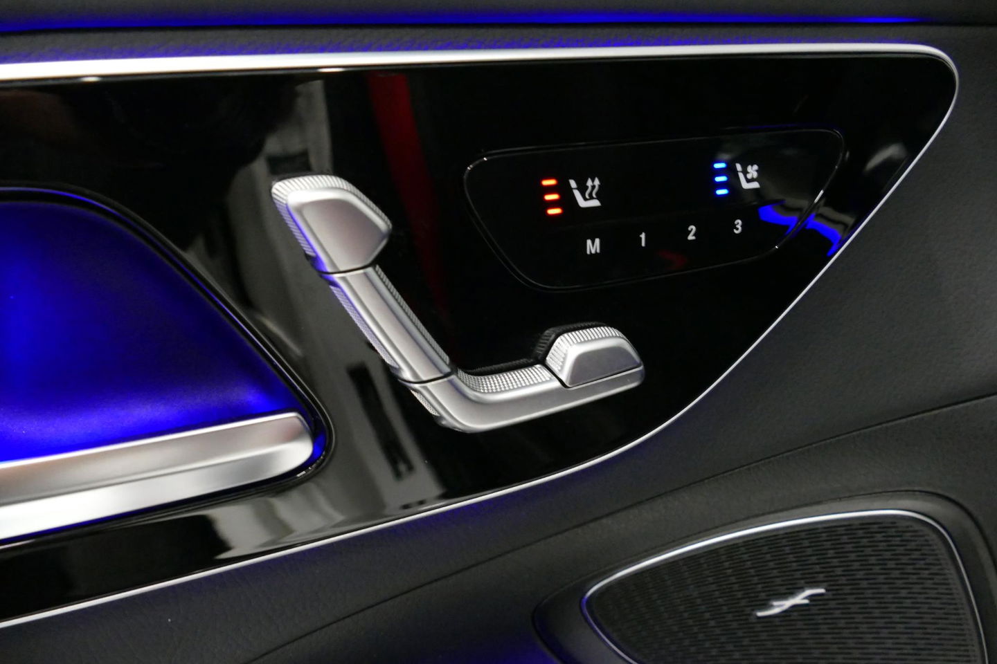 Mercedes-Benz C-Klasse 300 e AMG Line / C63S AMG Diffuser / Panamericana Grill / Panoramadak / Massage stoelen / Stoelverwarm- & koeling / Ambienteverlichting Premium / Elektr. verstelbare voorstoelen + memory / Apple Carplay - Android Auto / Head-up Display / Stuurwiel verwarm